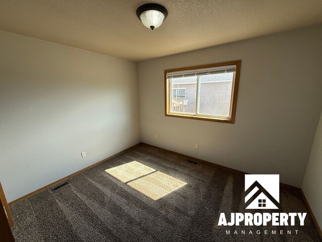 Building Photo - 409 Cottonwood Dr