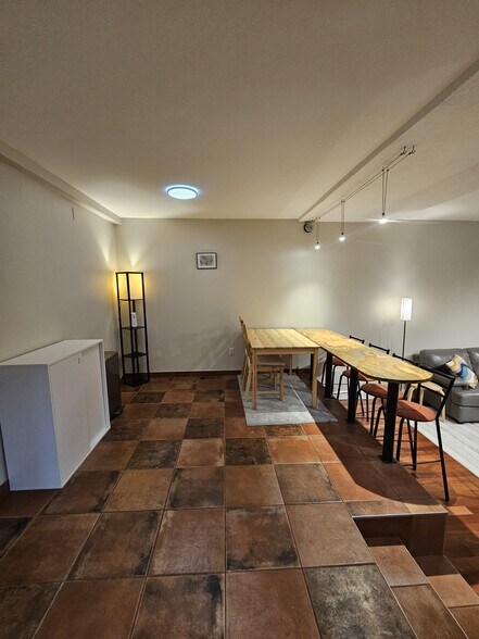 Building Photo - 57 Broadlawn Park