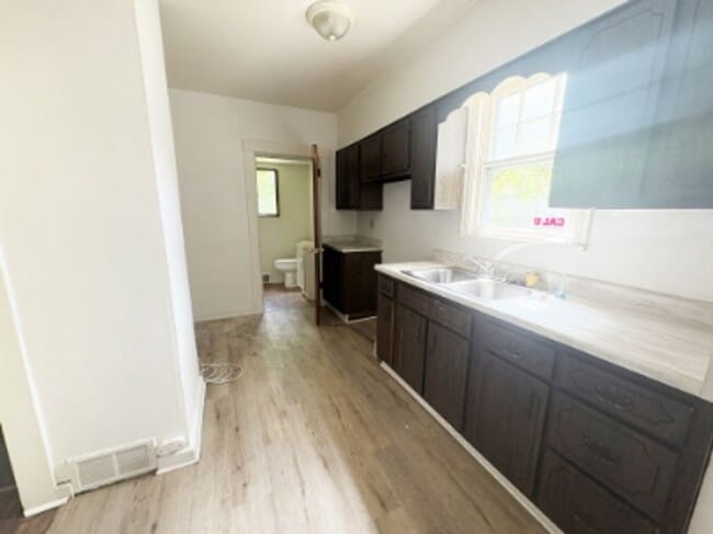 Building Photo - 800 N 6th St