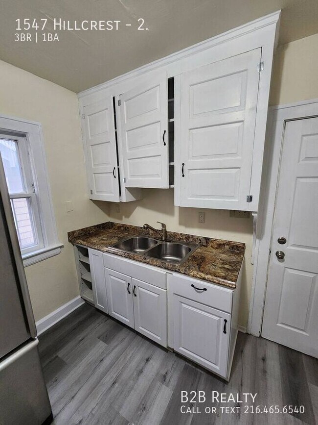 Building Photo - 1547 Hillcrest-2.