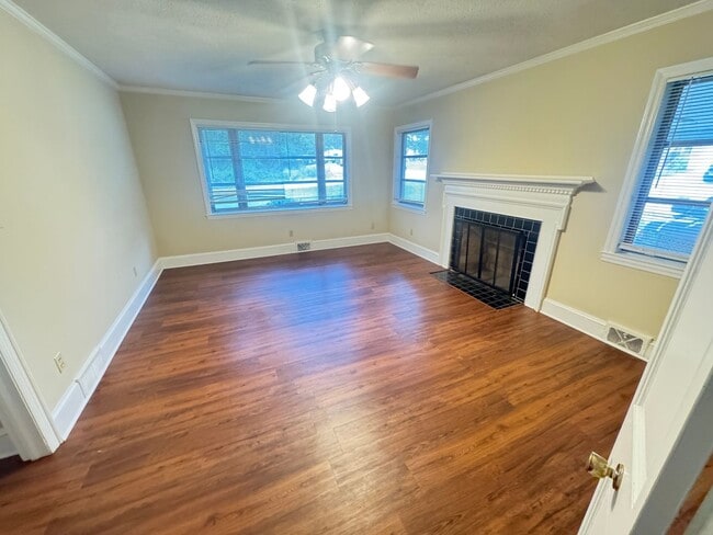 Building Photo - 3bd/2ba House on a Corner Lot very close t...