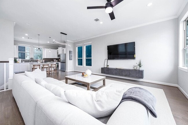 Building Photo - 2022 Groveland Glen Dr