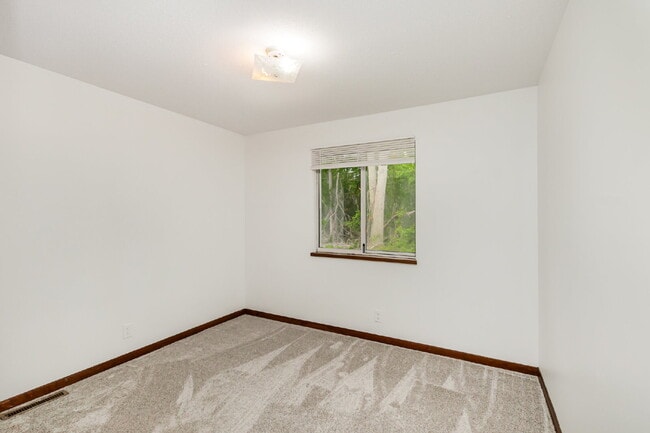 Building Photo - 2- Bedroom Duplex- Only $1100/Month!