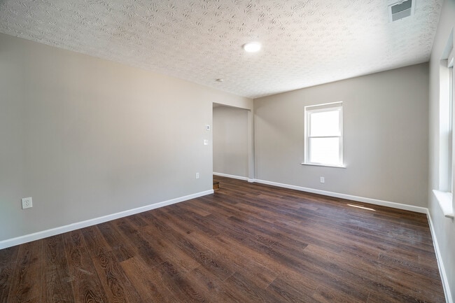 Building Photo - 870 S Waverly St