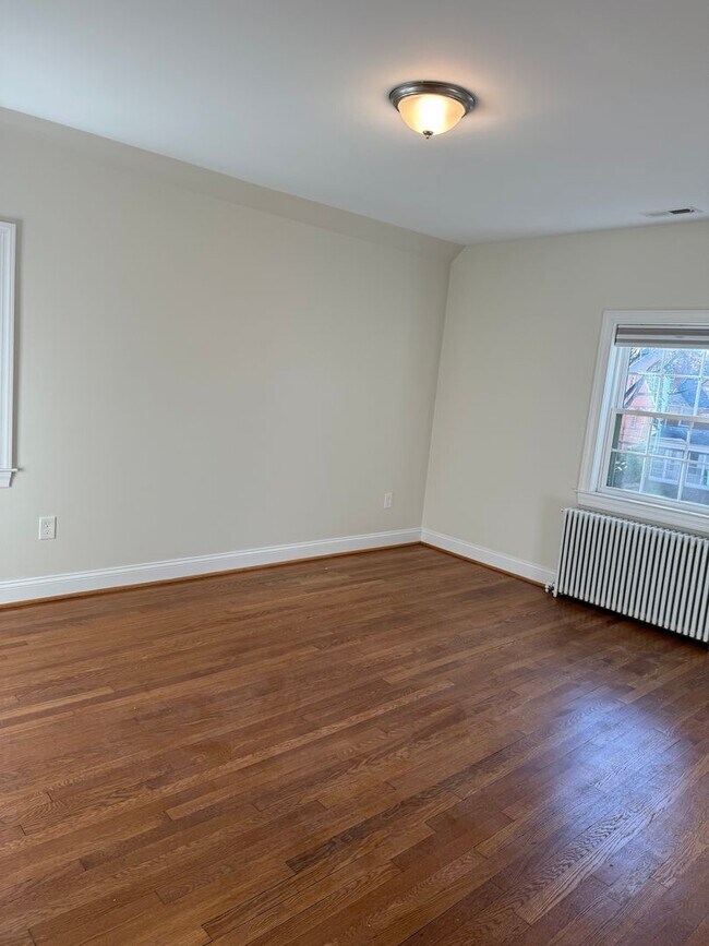 Building Photo - Discover comfort and convenience in charming North Michigan Park!