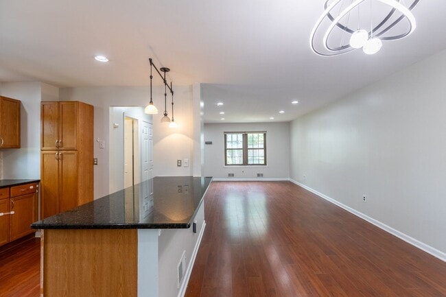 Building Photo - 2 bed 2.5 bath