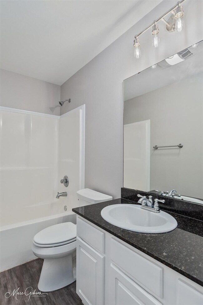 Building Photo - "Charming 3-Bedroom Retreat with 2 Full Ba...