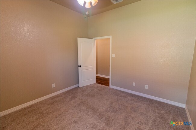 Building Photo - 2033 Catkins Ln