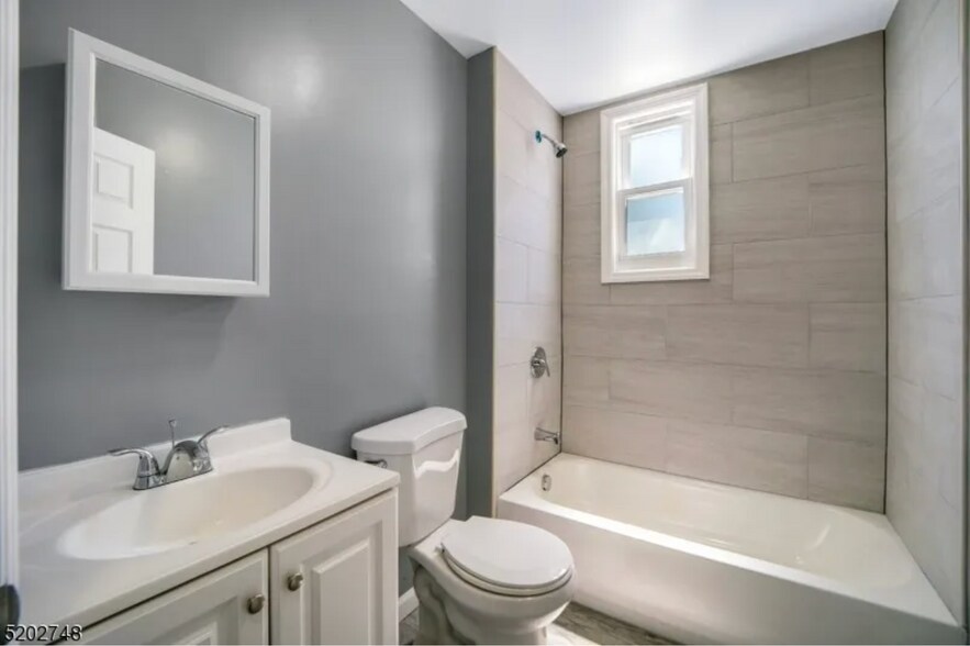 Building Photo - 106 Vermont Ave