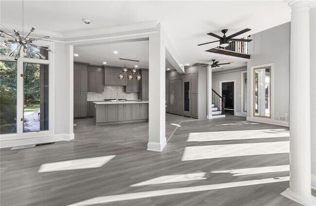 Building Photo - 2910 Emerald Dr