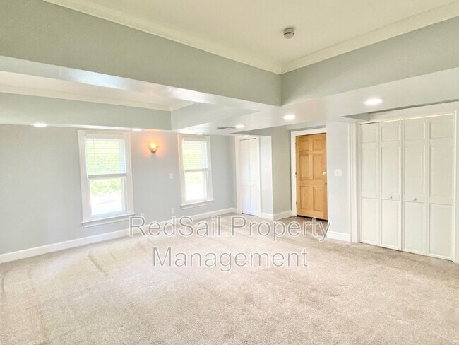 Building Photo - 3928 Oak Dr E
