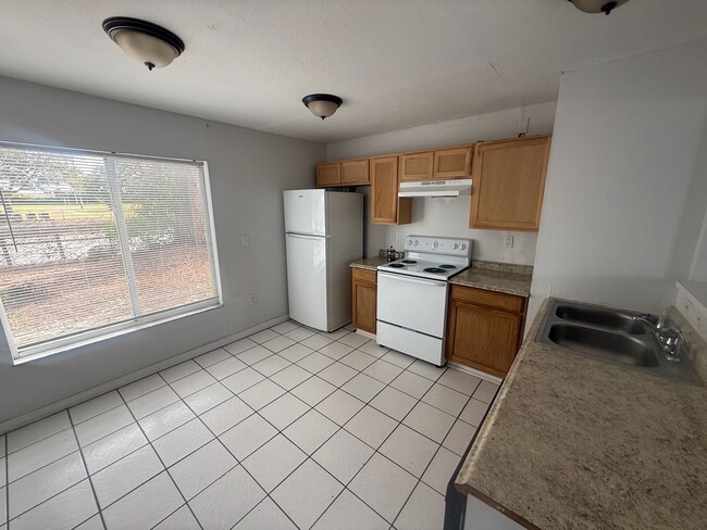 Building Photo - 1527 Schoolhouse St