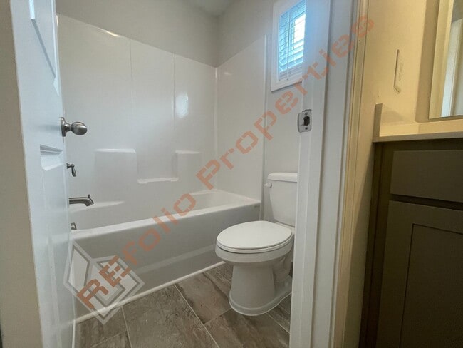 Building Photo - Beautiful 4BD 2.5BA Home w/Primary Suite o...