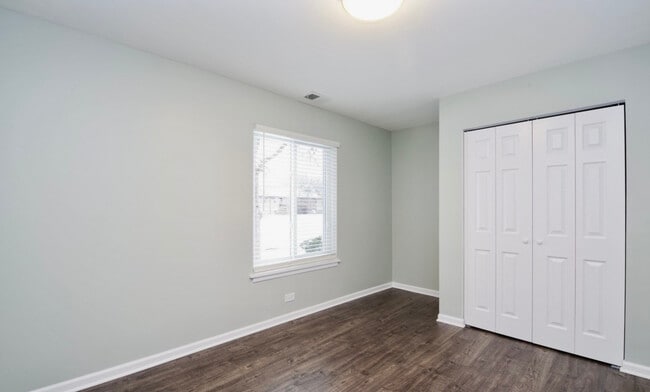 Building Photo - 1547 Quaker Ln