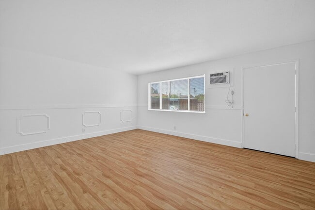 Building Photo - 2-Bedroom 1-Bath Gem- $1300/month!