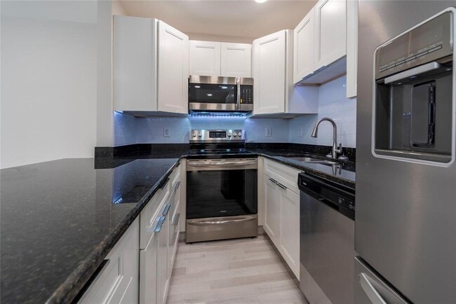 Building Photo - 628 NE 8th Ave