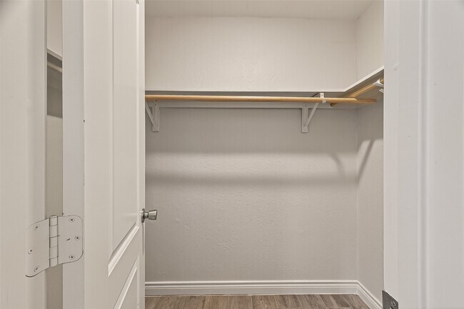 Building Photo - 3214 Longwood Dr