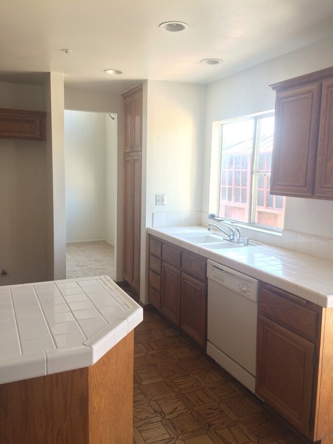 Building Photo - Southridge 4bed 2bath Beauty!