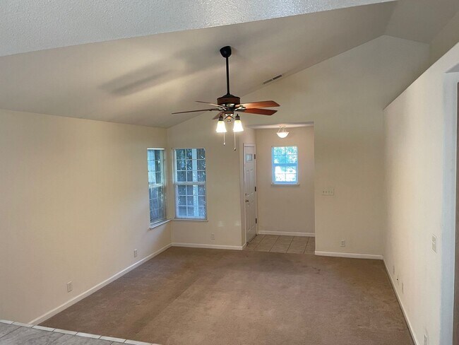 Building Photo - Large 3 Bed 2 Bath Home With Fenced Backyard and Private Garage!