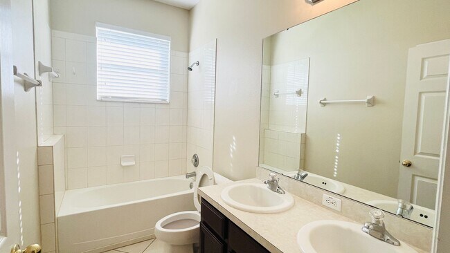 Building Photo - 4 Bed 2 Bath Single Family House For Rent