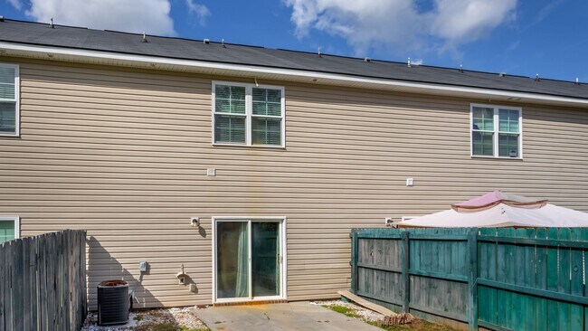 Building Photo - Townhome living in Richmond Hill's Creekside Subdivision - Community Pool and Playground