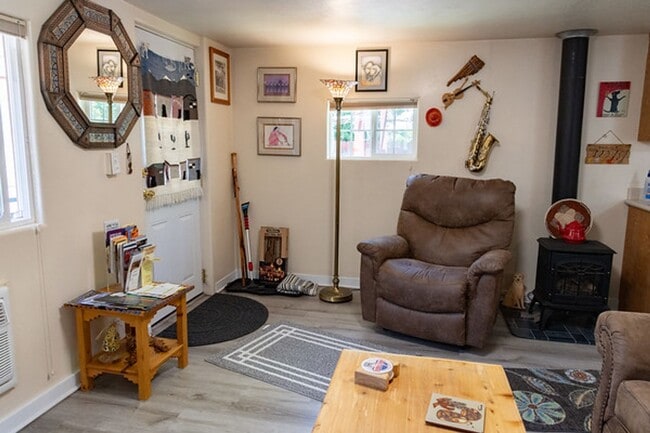 Building Photo - Wonderful Home away from Home