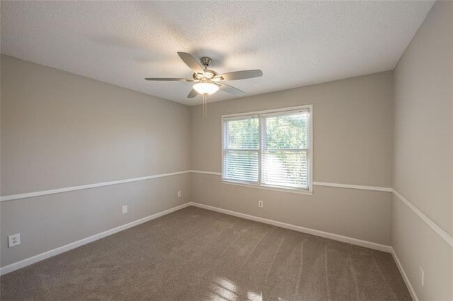 Building Photo - 4648 Calumet Cir NW