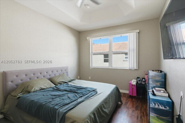 Building Photo - 976 NE 42nd Ave