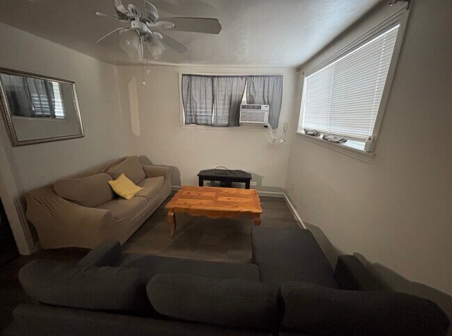 Building Photo - 928 Main St