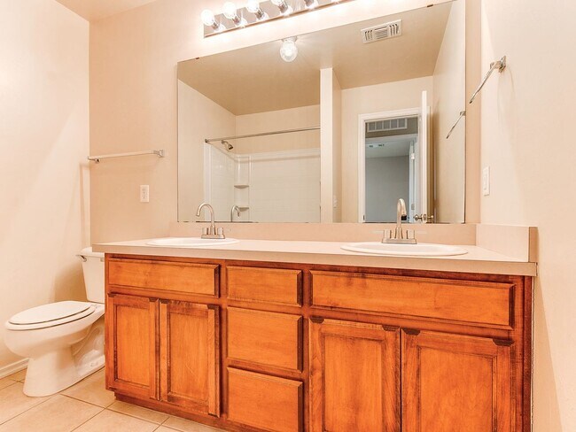 Building Photo - Beautiful Home in Edmond Community