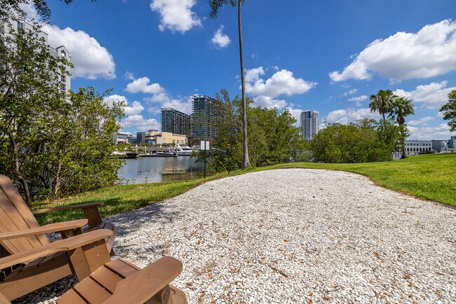 Building Photo - 705 Mainsail Dr