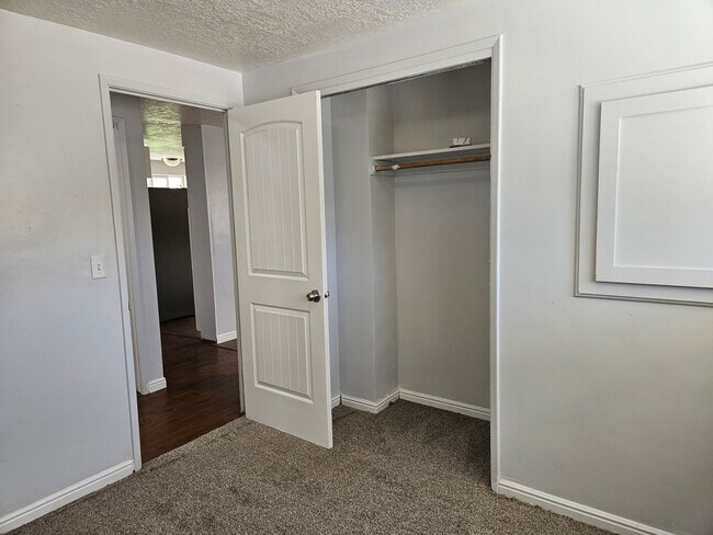 Building Photo - Beautiful 5 Bedroom home in Great Layton Location!