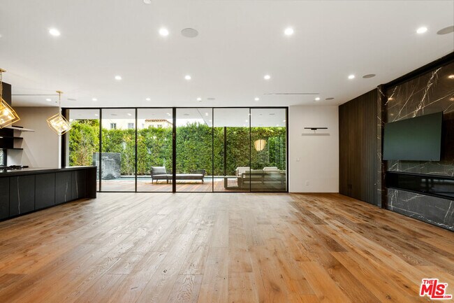 Building Photo - 738 N Harper Ave