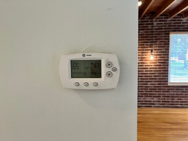 Building Photo - Charming 4 Bedroom 2 Bath Home in Sugarhouse!