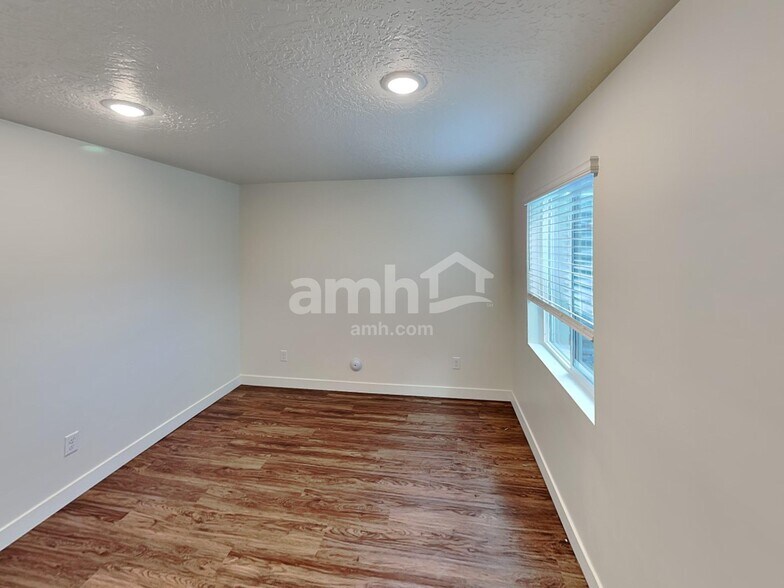 Building Photo - 8966 Royal Ln