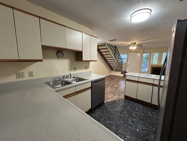 Building Photo - Spacious 2 bedroom townhouse with an additional loft located near TCC!