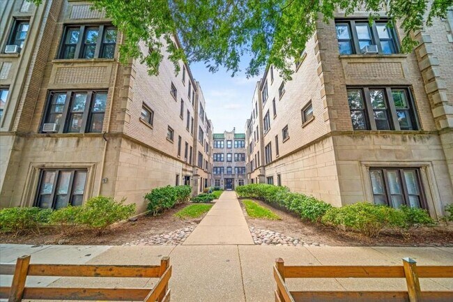 Building Photo - 1 bedroom in Chicago IL 60657