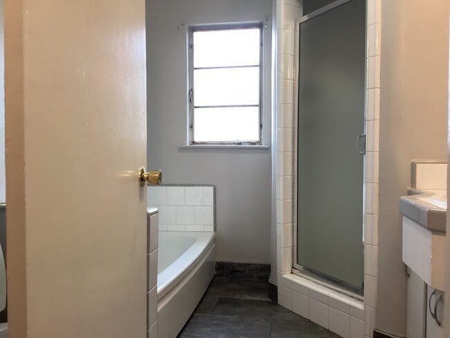 Building Photo - 1534 W Cambridge Ave