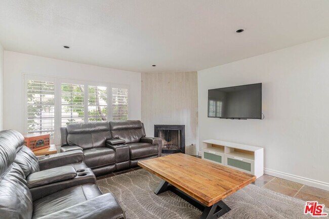 Building Photo - 5820 Yolanda Ave