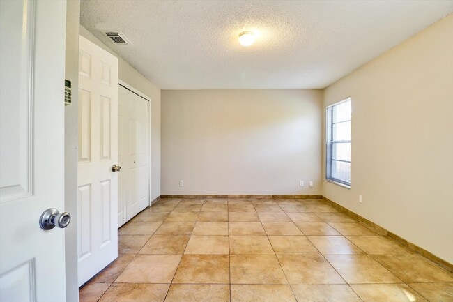 Building Photo - 521 Madrigal Ct