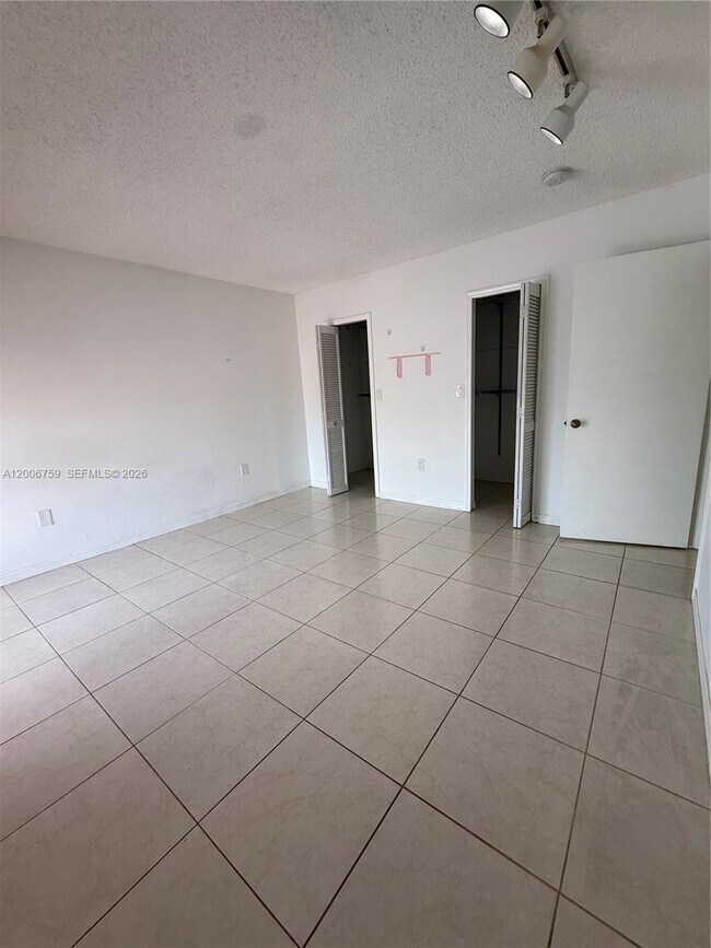 Building Photo - 9940 SW 146th Ct
