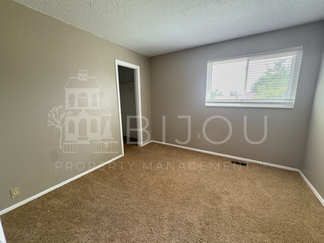 Building Photo - Conveniently Located Tri-Level