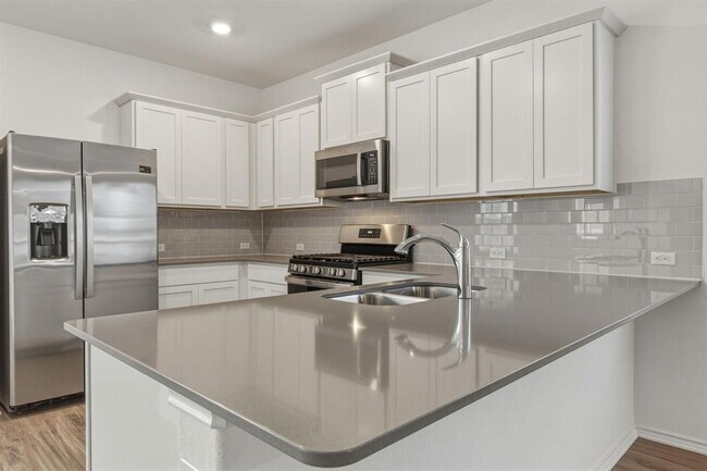 Building Photo - 913 Legends Ln