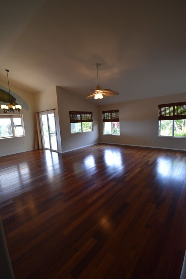 Building Photo - UNFURNISHED 3/2 PRIVATE HOME WITH OCEAN VIEW! AVAILABLE NOW!