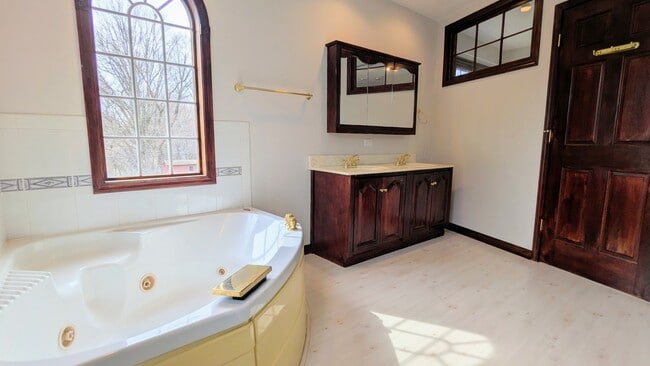 Building Photo - 709 W Kenilworth Ave