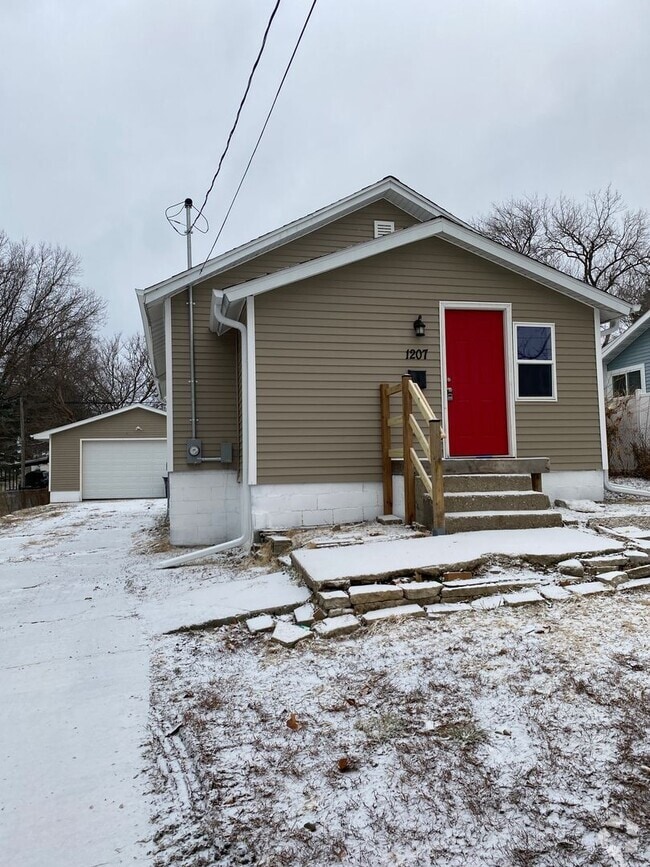 Building Photo - Newly remodeled 3 bedroom 1 bath 2 Stall D...