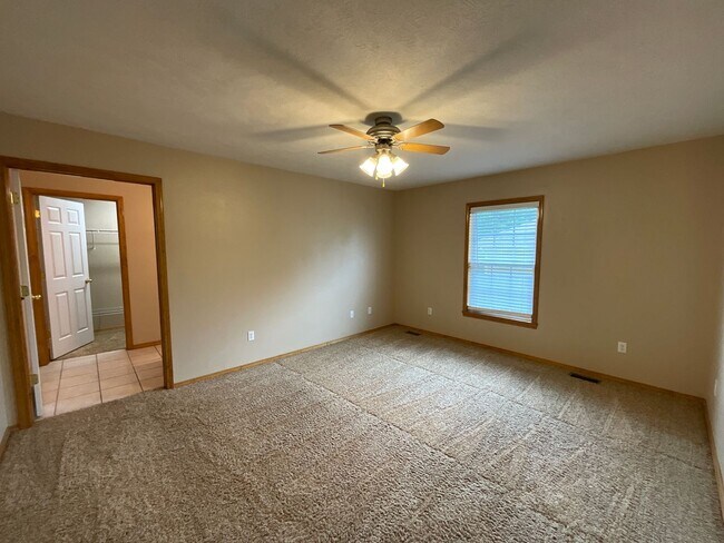 Building Photo - Beautiful Home on Private Setting