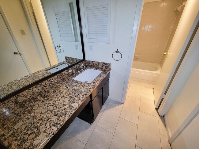 Building Photo - BEAUTIFUL UPDATED 2 BEDROOM 2 BATH CONDO. ...
