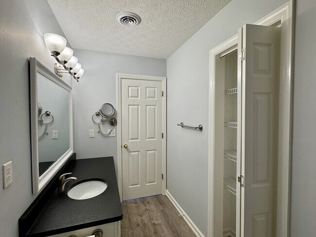 Building Photo - 101 Pinewood Dr