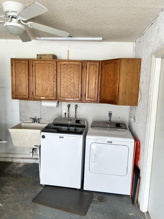Building Photo - 1240 SE Palm Beach Rd